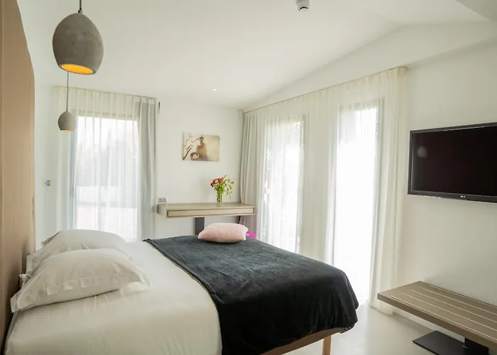 Appart'Hotel Piscine Montaigu